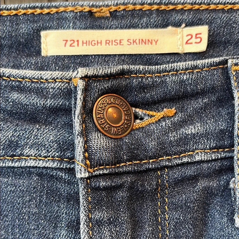 Levi’s 721 High-Rise Skinny Distressed Jeans Size 25 EUC - Picture 3 of 9